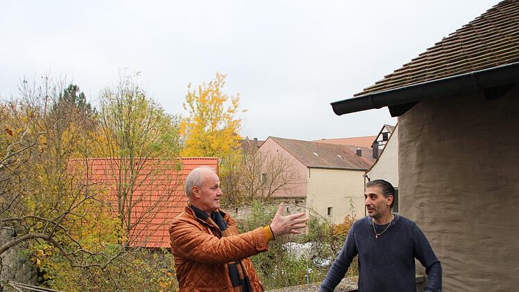 Über den Dächern von Höchstadt schmieden auf einer Terrasse des Schrannen-Nebengebäudes Bürgermeister Gerrald Brehm (li.) und Patrizio D'aniello Pläne.  Foto: Andreas Dorsch