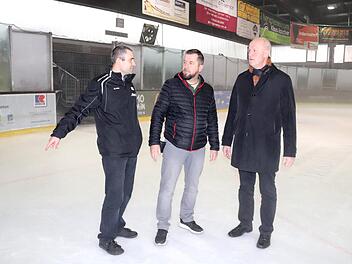 Martin Müller vom HEC, Karl-Heinz Zillich und Gerald Brehm (v. l.) wagen sich aufs Eis.     Foto: Johanna Blum