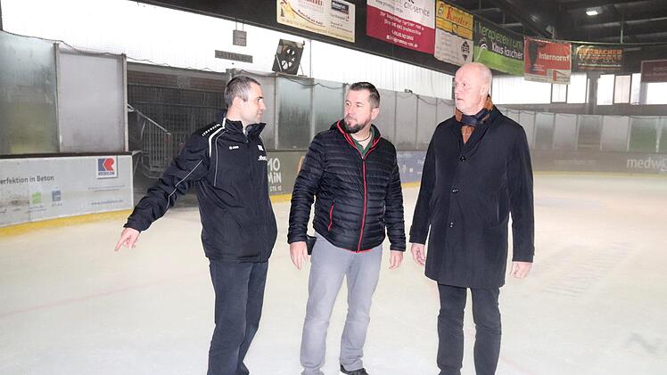 Martin Müller vom HEC, Karl-Heinz Zillich und Gerald Brehm (v. l.) wagen sich aufs Eis.     Foto: Johanna Blum