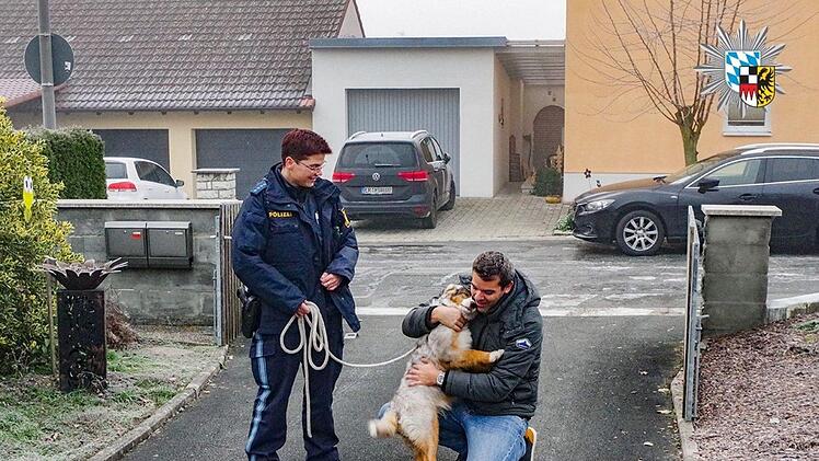 Ein Hundebesitzer in Höchstadt an der Aisch freut sich, dass er seine Hündin Bailey wieder hat. Foto: Polizei Mittelfranken