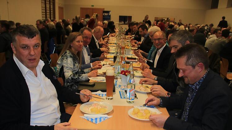 Rund 250 Besucher waren am Aschermittwoch in die Moll-Halle gekommen, um sich anzuhören, welche Ziele die Stadtratskandidaten der CSU haben. Foto: Matthias Einwag