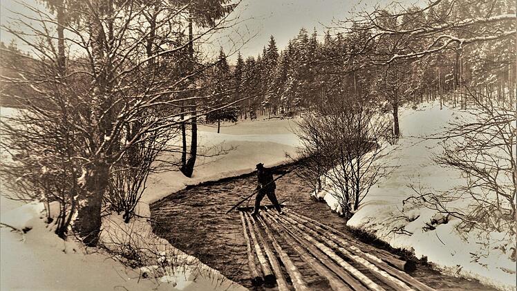 Dieses aussagestarke Bild, etwa um 1920 am Doberbach unterhalb von Tschirn bei der beginnenden Schneeschmelze im März aufgenommen, dokumentiert eindrucksvoll die einst problematischen Fahrten der Floßknechte auf ihren Kuppeln. Bei diesen akrobatischen Einsätzen waren die Männer gnadenlos Kälte und Nässe ausgesetzt.  Repros: Gerd Fleischmann
