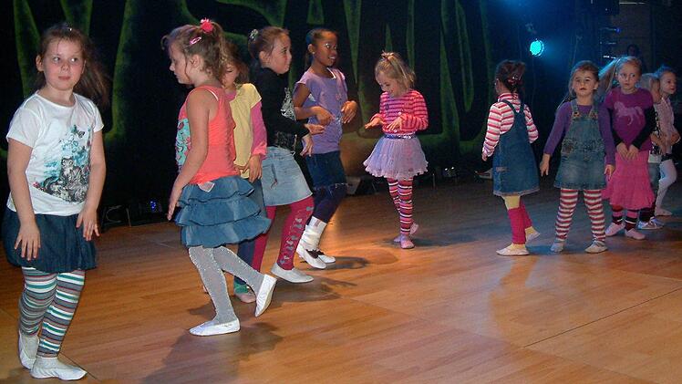 Mit Begeisterung bei der Turngala des TV Sand mit dabei waren die "Zappel-Kids" - alle zwischen vier und acht Jahren.