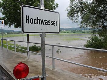 Kein Durchkommen mehr gibt es für Autos an der Brücke bei Hemmendorf. Foto: Eckehard Kiesewetter