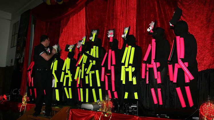 Strichmännchen im Blitzlichtgewitter: Besser kam die Truppe bei ihrer famosen Darklight-Show zur Geltung