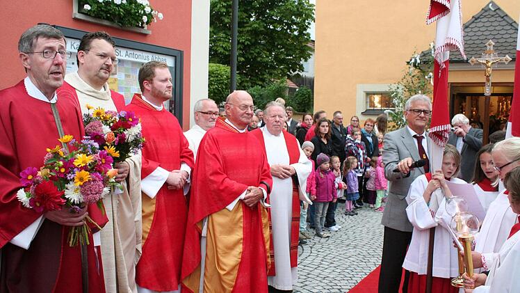 Empfang von Pfarrer Wolfgang Schmidt und Pfarrvikar Pater Stephan (von links) vor der Kirche. Mit ihnen feierten Eucharistie Neupriester Björn Wagner, Diakon Georg Bauer, Dompfarrer Gerhard Förch, Pater Wolfram Schüßler, Schlüsselau (von links)
