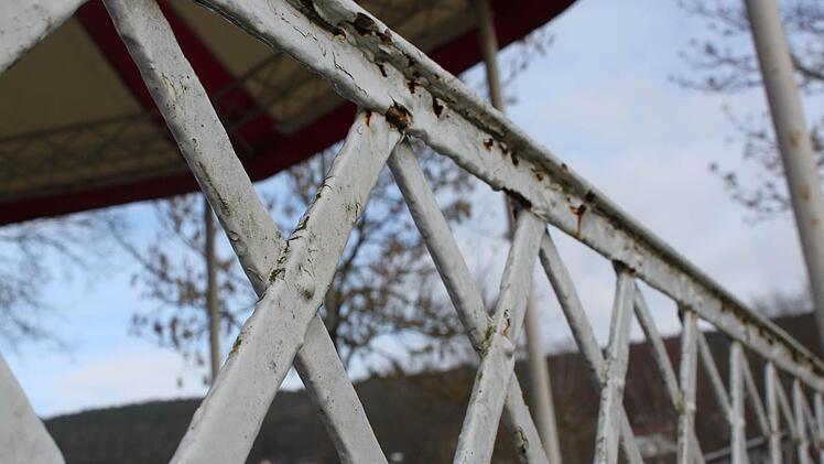Das Geländer des Pavillons ist korrodiert. Foto: Mäuser