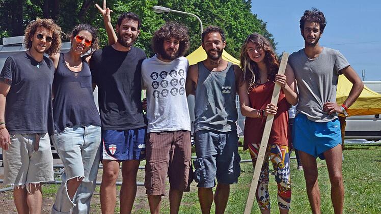 Versprühen schon vor dem Festival gute Laune: Die Gäste aus Israel werden den Festivalbesuchern Henna-Tattoos anbieten. Foto: Nikolas Pelke