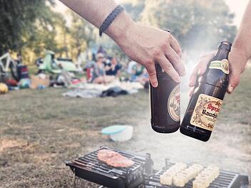 Die Jahnwiese ist bei gutem Wetter der Treffpunkt zum öffentlichen Grillen in Bamberg. Foto: Anna Lienhardt