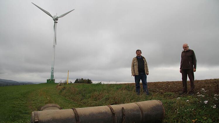 Ein weiterer Nachbar aus Schnebes hat jetzt auch noch die Ersatz-Zufahrt zur Naturfreundehütte versperrt - über dne einzigen Weg zwischen Windrad und Naturfreundehütte hat er ein Jauchfass gelegt. Foto: Sonja Adam