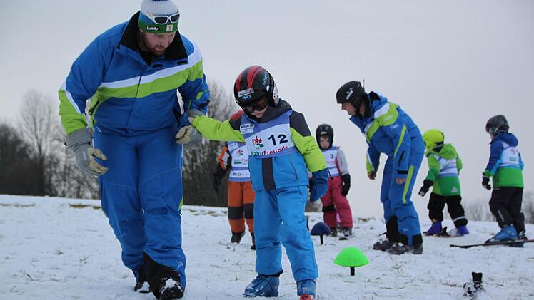 Florian Wagner gibt Hilfestellung beim Gleichgewichthalten. Foto: Matthias Einwag