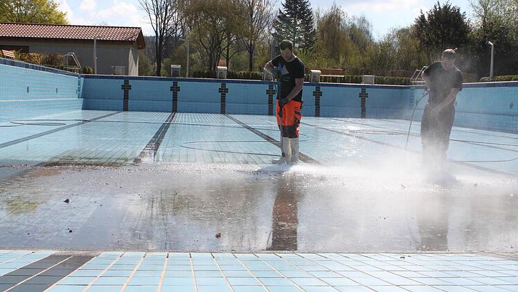 Mit dem Hochdruckreiniger wird das große Schwimmbecken gesäubert. Foto: Popp