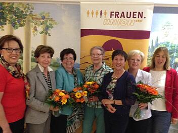 Ehrung für langjährige Mitgliedschaft (von links): Bezirksrätin Karin Renner, Gerda Krüger (30 Jahre), Isolde Anstötz (15 Jahre), Christa Spahn (25 Jahre), FU-Ortsvorsitzende Dr. Gudrun Heil-Franke, Brigitte Wolf (30 Jahre ). Foto: Frauen-Union