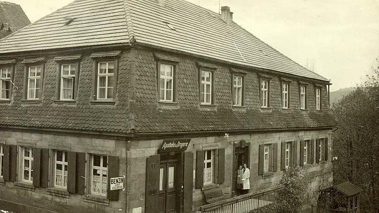 Früher befand sich die Apotheke am Oberen Markt. Es gab Medikamente und Drogerieartikel - und Autofahrer konnten Benzin tanken. Vor der Apotheke befand sich eine Zapfsäule (Bildmitte). "Es war die erste in Thurnau", sagt Hans-Otto Meyer. Foto: privat