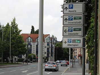 Auf diesem Schild in der Goethestraße sind das Parkhaus Zinkenwehr und die Tiefgarage Albertsplatz namentlich genannt. Unter "Innenstadt" sind die Parkhäuser Mauer und Post zusammengefasst.  Foto: Ulrike Nauer