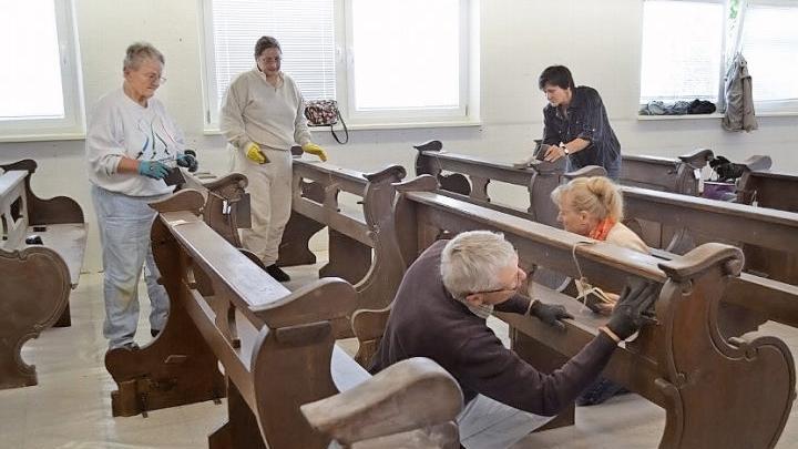 Beim Anschleifen der Kirchenbänke war Geduld gefragt. Doch gemeinsam ging es gut voran.  Foto: Larissa Händel