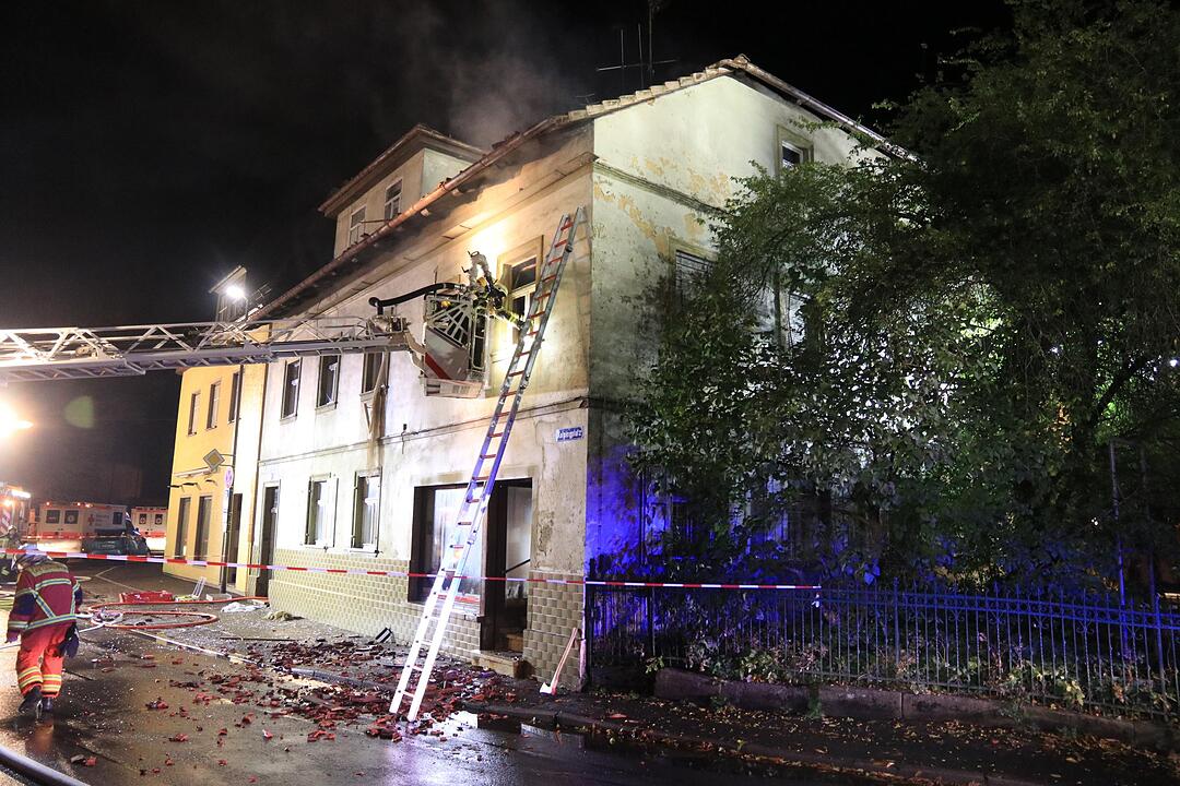 Dachstuhl in Flammen - Großeinsatz für Feuerwehr