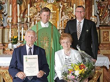 Bei der Verabschiedung (vorne): Hans und Maria Batz, (hinten) Pfarrer Matthias Steffel und Harald Böttinger von der Mesnervereinigung Diözese Bamberg  Fotos: Reinhard Roith