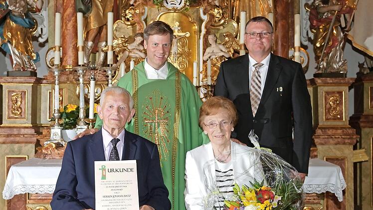 Bei der Verabschiedung (vorne): Hans und Maria Batz, (hinten) Pfarrer Matthias Steffel und Harald Böttinger von der Mesnervereinigung Diözese Bamberg  Fotos: Reinhard Roith