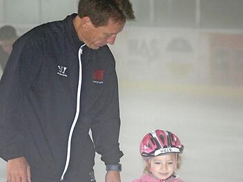 Auch die dreijährige Nele hatte Spaß beim Schlittschuhkurs. Trainer Martin Reichert sorgte dafür, dass es möglichst wenig "Umfaller" gab. Foto: Ralf Naumann