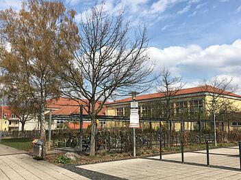 Um sie geht es im Streit: Die Hallstadter Schule  mit ihren Gebäuden in Hallstadt (Bild)  und Dörfleins. Foto: Anette Schreiber