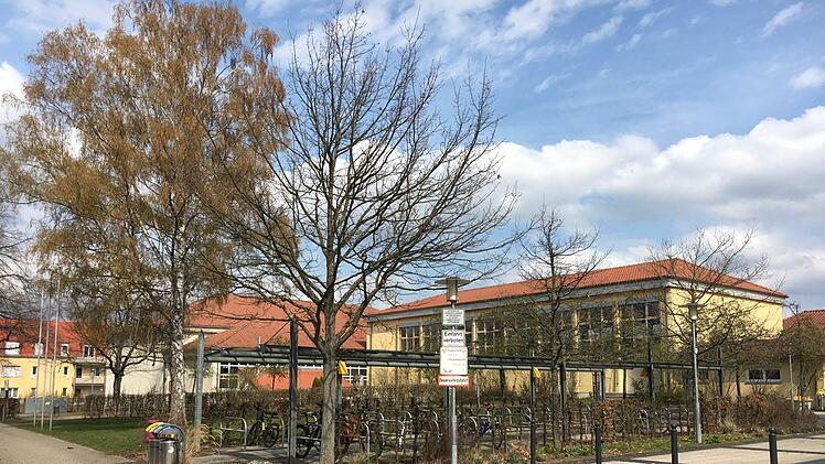 Um sie geht es im Streit: Die Hallstadter Schule  mit ihren Gebäuden in Hallstadt (Bild)  und Dörfleins. Foto: Anette Schreiber
