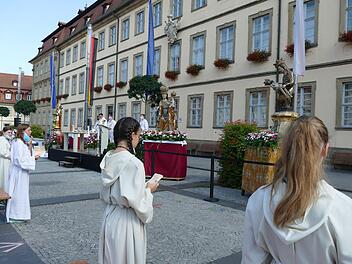 Anders als sonst, aber nicht weniger eindrucksvoll: der Sonntagsgottesdienst zum Muttergottesfest auf dem Maxplatz mit den Gnadenbildern aus der Oberen Pfarre und aus St. Martin.    Foto: Marion Krüger-Hundrup