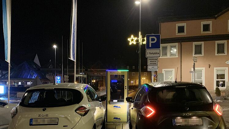Ein Zusatzschild weist darauf hin, dass das Parken auf dem Kulmbacher Eku-Parkplatz auch f&uuml;r Elektrofahrzeuge kostenpflichtig ist, f&uuml;r das Laden selbst muss dagegen nichts bezahlt werden. Mehrere E-Autofahrer laden daher nachts, wenn keine Parkgeb&uuml;hren mehr anfallen. Foto: Sonny Adam