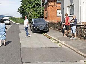 Soll die Knochstraße zur Spielstraße werden? Diese Frage will der Verkehrssenat erst nach Gesprächen mit Anwohnern beantworten. Vor Ort machte sich das Gremium ein Bild.