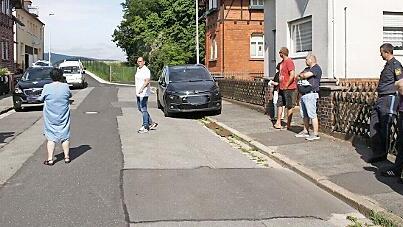 Soll die Knochstraße zur Spielstraße werden? Diese Frage will der Verkehrssenat erst nach Gesprächen mit Anwohnern beantworten. Vor Ort machte sich das Gremium ein Bild.