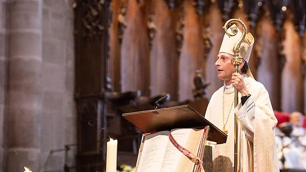 Der heutige Bamberger Erzbischof Herwig Gössl als Weihbischof bei der Predigt