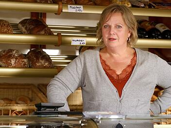 Gabriela Maria Schmeide spielt häufig Frauen, die sich trotz ihrer finanziell schwierigen Situation behaupten. Auch als Tina krempelt sie die Ärmel hoch, immer nach dem Motto "Was man schaffen will, schafft man auch".