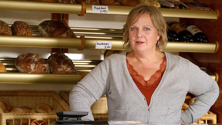 Gabriela Maria Schmeide spielt häufig Frauen, die sich trotz ihrer finanziell schwierigen Situation behaupten. Auch als Tina krempelt sie die Ärmel hoch, immer nach dem Motto "Was man schaffen will, schafft man auch".