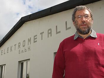 Rolf Dietrich vor dem Betriebsgebäude. Foto: Ralf Ruppert