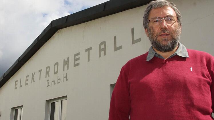 Rolf Dietrich vor dem Betriebsgebäude. Foto: Ralf Ruppert