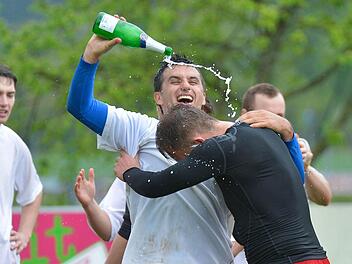 So sehen Sieger aus: Hemhofens Spielertrainer Costa Büle lässt nach dem Schlusspfiff den Emotionen freien Lauf und den Aufsteigersekt fließen. Fotos: Picturedreams