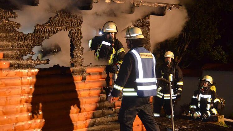 Zum Brand eines Gartenhäuschens in Bad Kissingen ist die Feuerwehr in der Nacht zum Donnerstag ausgerückt. Foto: Peter Rauch