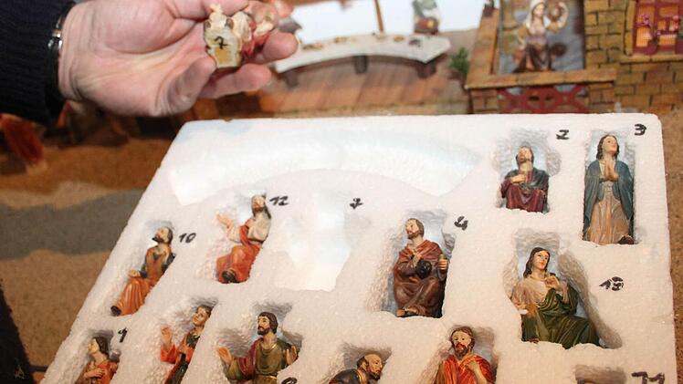 Damit die Figuren auch richtig in der Krippe positioniert werden, hat Mesner Andreas Dremer jede einzelne nummeriert.