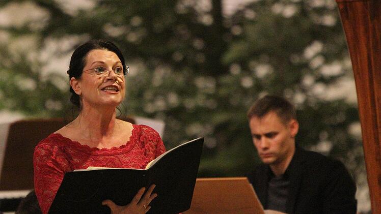Jutta Schubert-Friese (links) mit Florian Mayer im Hintergrund an der Orgel.