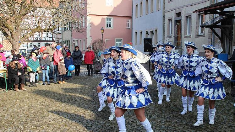Bei Sonnenschein tanzen, schunkeln und singen kleine und große Narren beim "Faschingsfez" auf dem Anger. Nicht nur die Organisatoren freut's. Foto: Dieter Britz