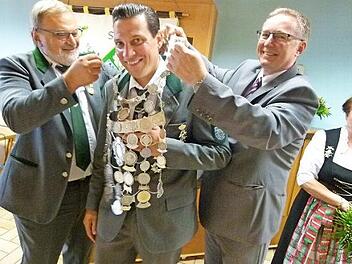 Strahlende Gesichter beim Umhängen der Königskette (von links): Oberschützenmeister Aribert Machold, Schützenkönig Boris Friedel und Bürgermeister Udo Döhler Fotos: Lothar Weidner