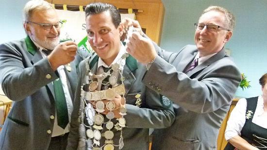 Strahlende Gesichter beim Umhängen der Königskette (von links): Oberschützenmeister Aribert Machold, Schützenkönig Boris Friedel und Bürgermeister Udo Döhler Fotos: Lothar Weidner