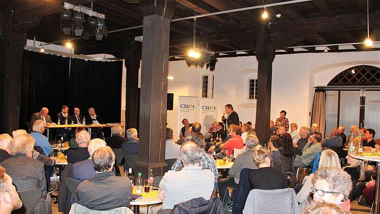 Die Rathaushalle in Ha&szlig;furt war gut besucht bei der Regionalversammlung der CSU.privat