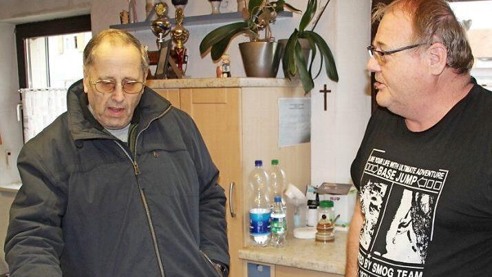 Kirchenmaler und Restaurator Helmut M&ouml;nch (links) begutachtete die von Werner Reichert in seinem Anwesen in Saal aufgefundenen M&ouml;rserst&ouml;&szlig;el des ber&uuml;hmtesten Rh&ouml;n-Grabfelder Kirchenmalers Johann Peter Herrlein (1722-1799). Diese sollen demn&auml;chst in dem im Entstehen befindlichen "Grabfeld-Treffpunkt" im Arch&auml;ologischen Museum Bad K&ouml;nigshofen ausgestellt werden.  Fotos: Reinhold Albert