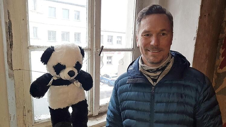 Bernd Ziegler mit einem seiner Pandas im Obergeschoss des Schlimbachhauses