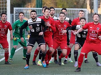 Vollversammlung vor dem von Tayrell Kruppa gehüteten Fuchsstädter Tor im Kunstrasen-Spiel beim FC Coburg.  Foto: Hagen Lehmann