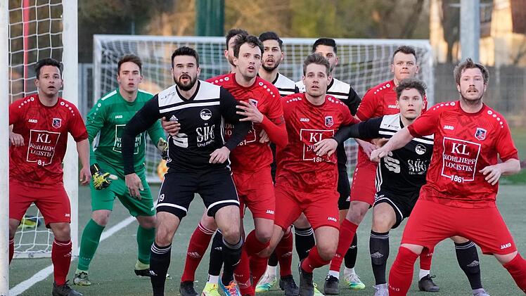 Vollversammlung vor dem von Tayrell Kruppa gehüteten Fuchsstädter Tor im Kunstrasen-Spiel beim FC Coburg.  Foto: Hagen Lehmann