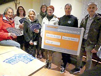 Eine Spende übergab Jörg Eberlein (rechts) an das Kiwanis-Team (weiter nach links) mit Anna Müller, Petra Schmidt, Anja Gimpel-Henning, Doris Rötche, Anka Lekaj und Rosi Müller.