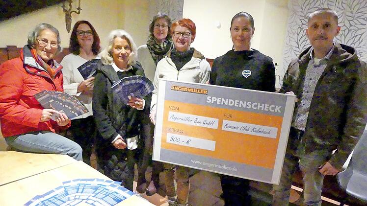 Eine Spende übergab Jörg Eberlein (rechts) an das Kiwanis-Team (weiter nach links) mit Anna Müller, Petra Schmidt, Anja Gimpel-Henning, Doris Rötche, Anka Lekaj und Rosi Müller.