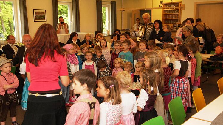 Hildegard Krolopper und der der Kindergarten verabschieden Hans Weisel